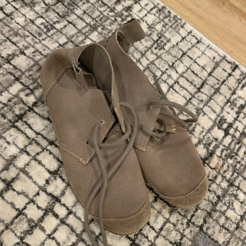 Hush puppies. Chukka boots women
